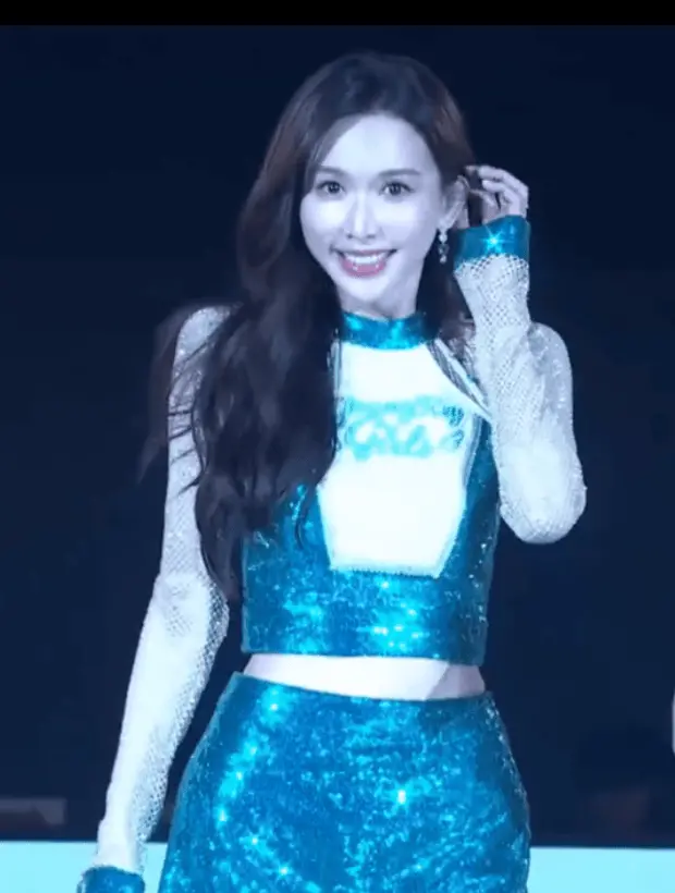 林志玲绽放温柔甜笑,魅力十足。