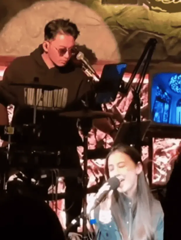 黄圣依专心唱歌的样子好吸睛。