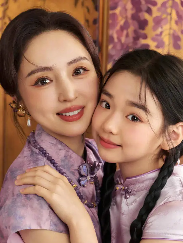 母女俩贴贴颜值能打。