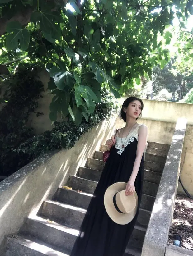 杨超越在户外拍美照。
