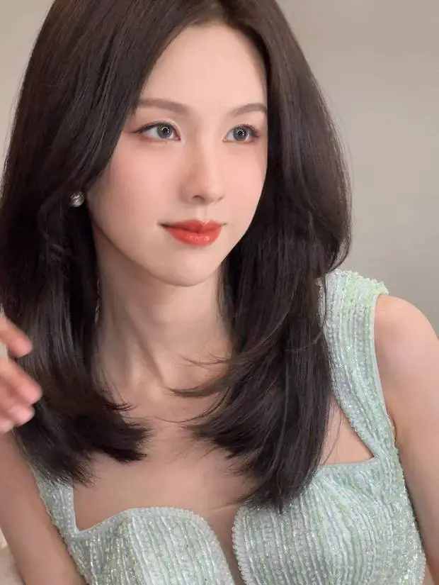 搜狐娱乐讯 4月29日，陈都灵工作室晒出了一组她的最新活动随拍，身穿浅绿色抹胸衣，清透自然。