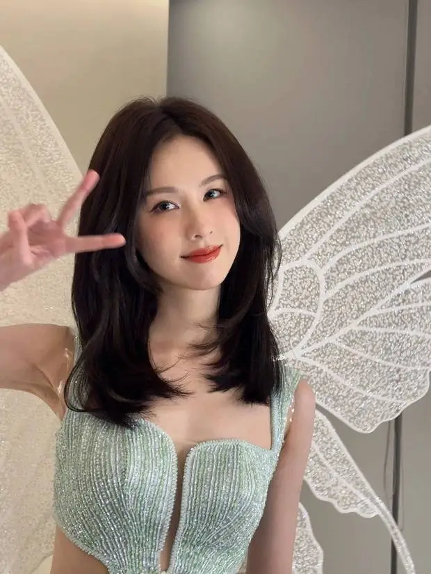 陈都灵背后戴着翅膀，仙气飘飘。