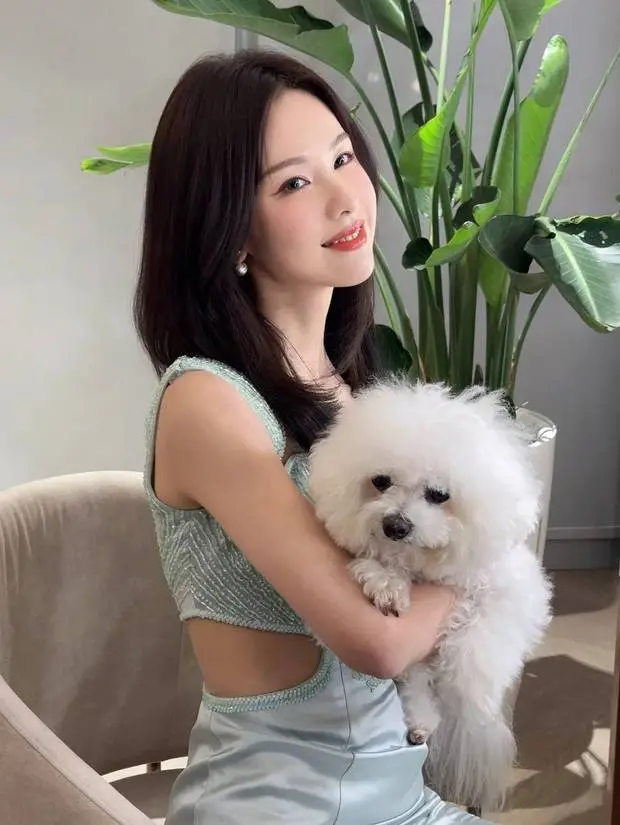 陈都灵怀抱爱犬。