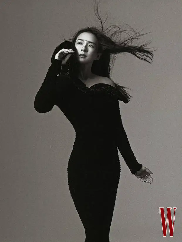 章子怡穿黑色鱼尾裙。