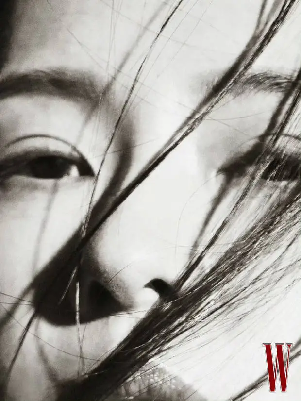 章子怡前凸后翘。