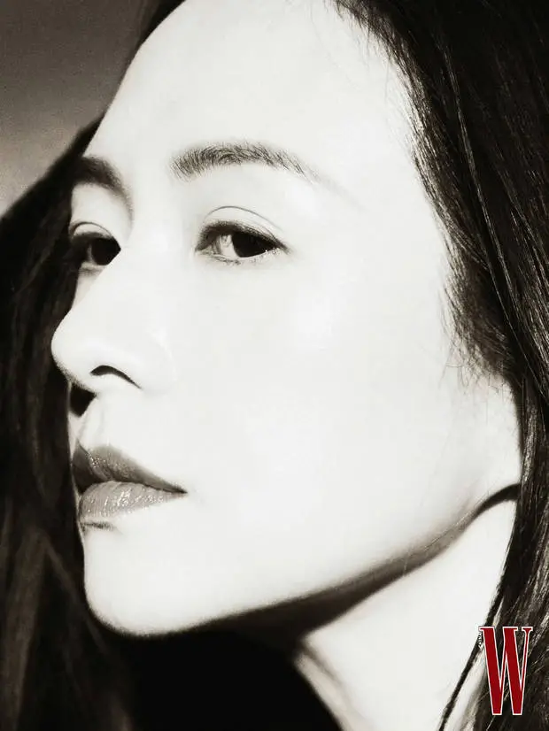 章子怡侧颜绝美。