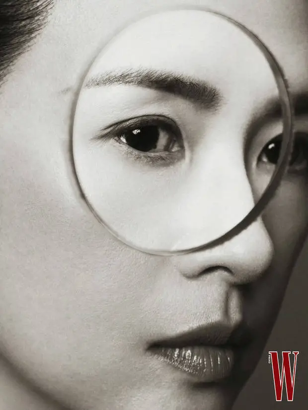 章子怡眼神坚定。