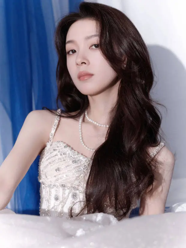 陈瑶妆容干净。