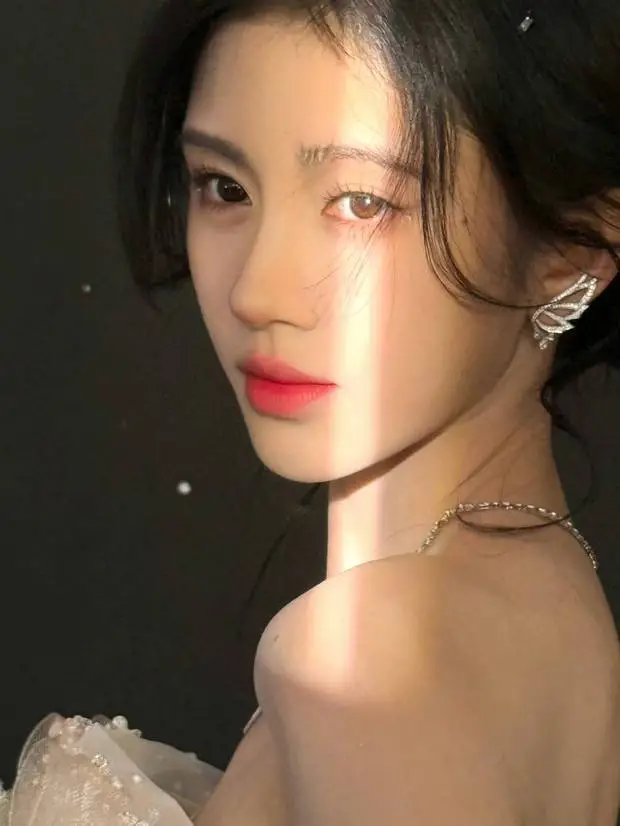鞠婧祎五官精致 皮肤白皙宛若仙子