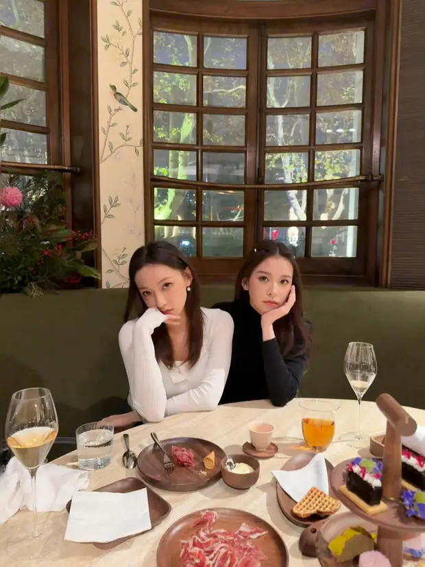 搜狐娱乐讯 12日，程潇在社交平台上晒出与妹妹的合照，并配文称：“团团圆圆吃汤圆~”姐妹俩一起过元宵节，十分幸福温馨！