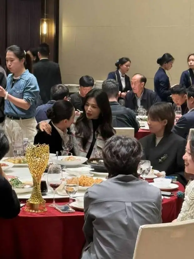 刘涛坐宋佳腿上聊天 姐妹情深超有爱