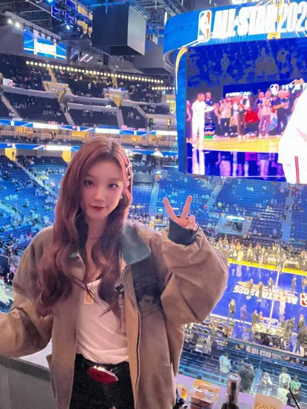 搜狐娱乐讯 2月17日，宋雨琦在个人社交账号晒出了观看NBA全明星的现场照。