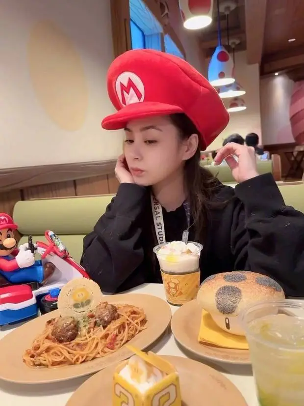 阿娇晒日常美照 主题乐园游玩超开心