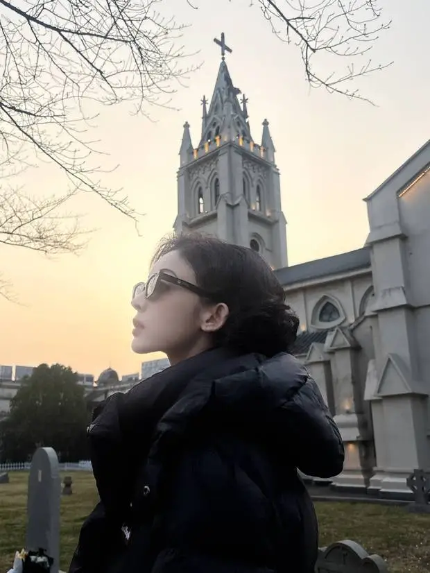 搜狐娱乐讯 27日，古力娜扎一组工作碎片美照释出，她戴着墨镜，与落日余晖同框合影，又美又飒，氛围感拉满！