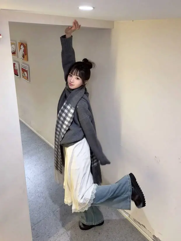 田曦薇身着灰色毛衣俏皮灵动 双手捧脸大眼睛圆润可爱