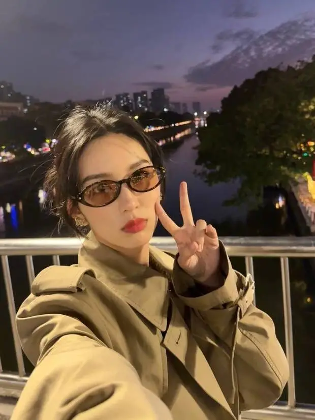 周也身穿风衣化身港风美女 俏皮可爱