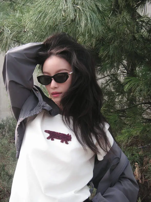 倪妮文艺感十足。