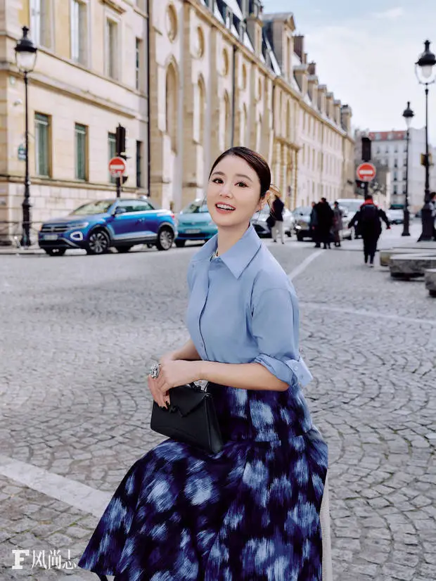 林心如绽放灿烂笑容，她的皮肤光滑白皙，状态似少女，保养有方。
