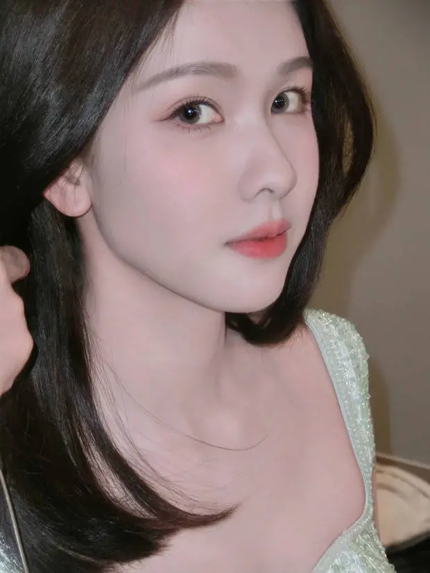 陈都灵下颌线完美。