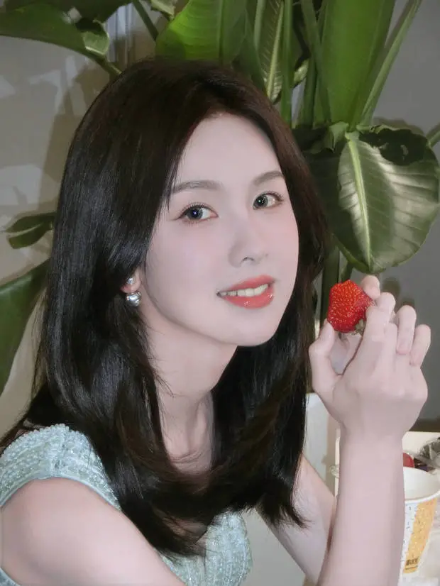 陈都灵精气神十足。