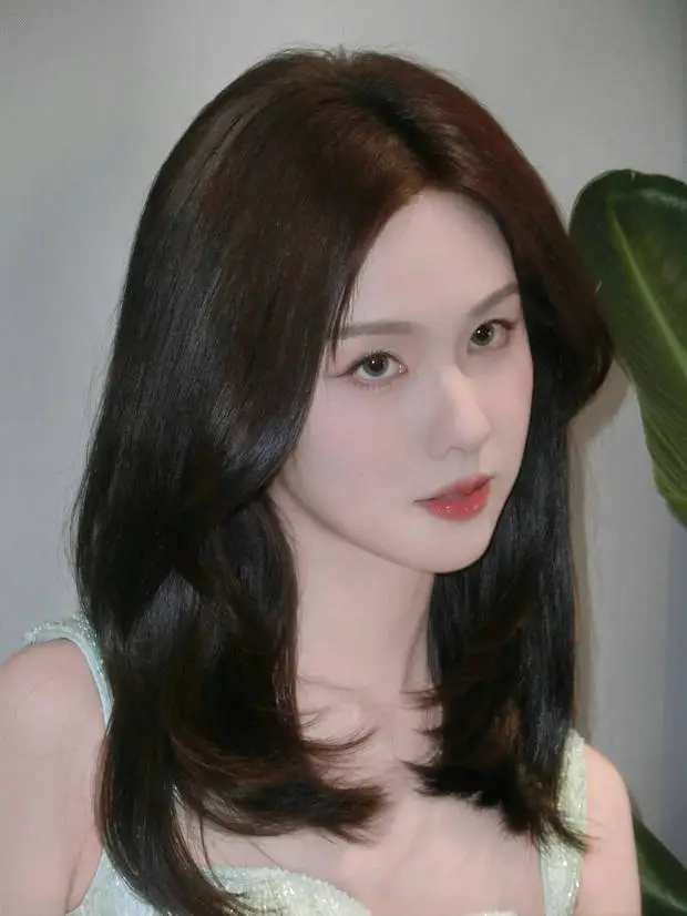 陈都灵眼神酷酷的。