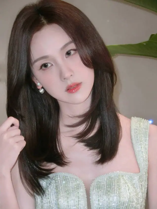 陈都灵妆容精致。