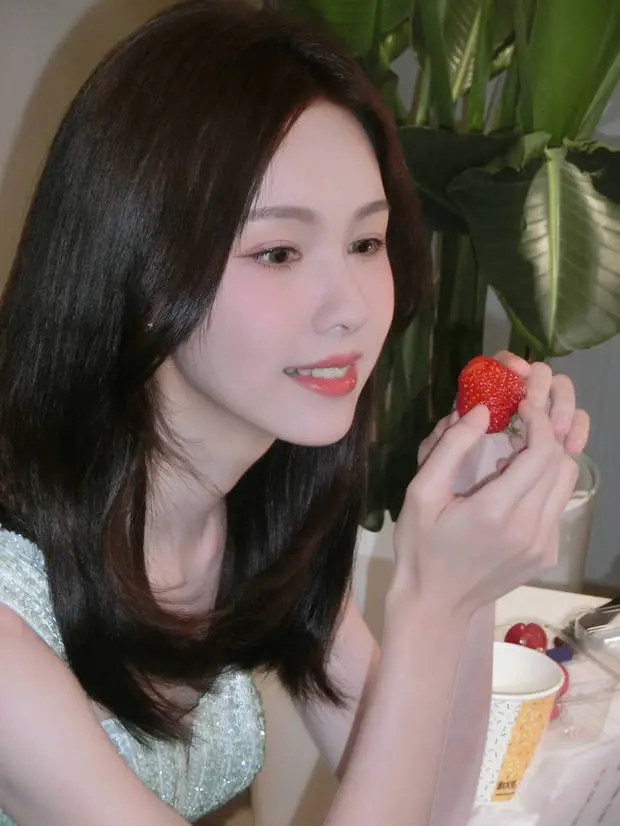 陈都灵吃可口草莓。