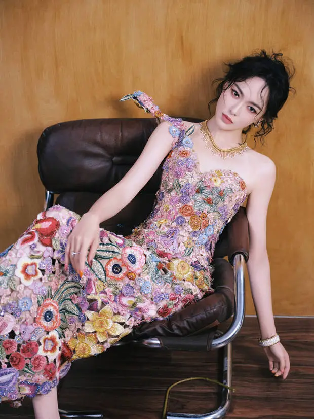 搜狐娱乐讯 8月20日，唐嫣工作室发布了一组美图，一袭花色裙子仿佛是把春天存在了身上，明媚又阳光。