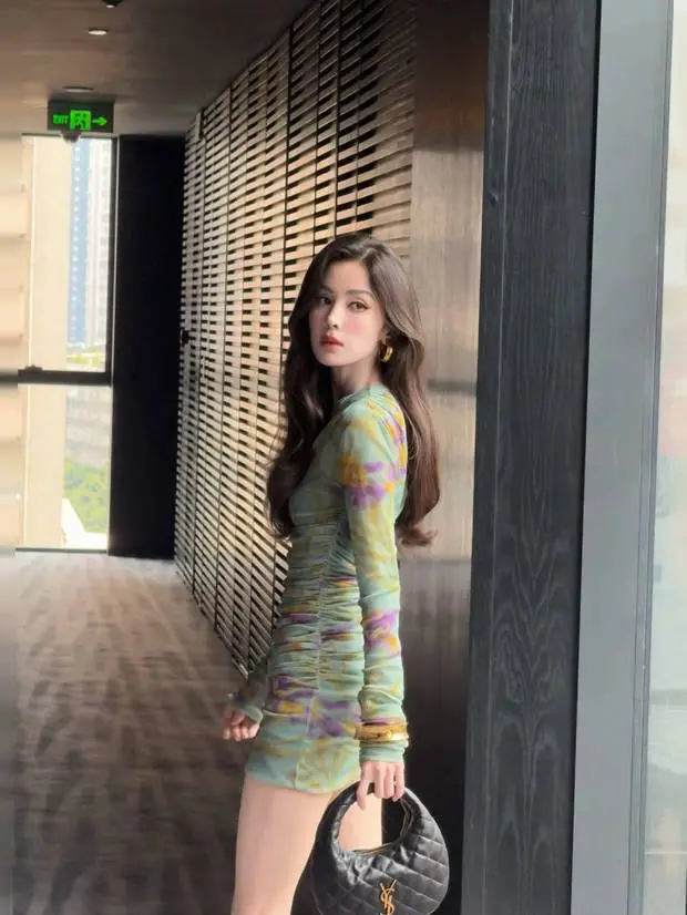 娜扎身材性感，回眸的瞬间好美。