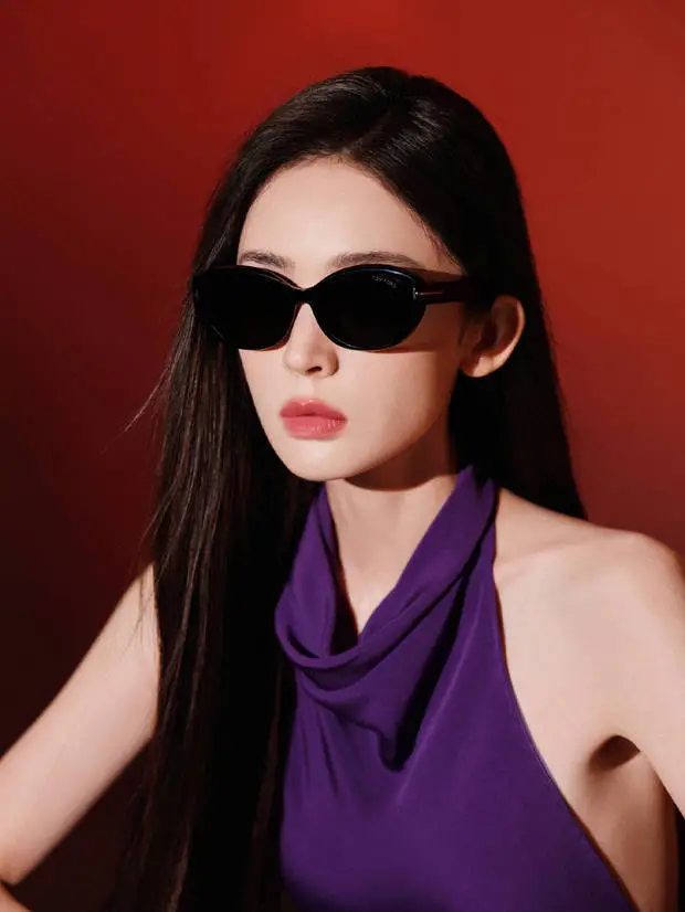娜扎戴墨镜又美又飒。