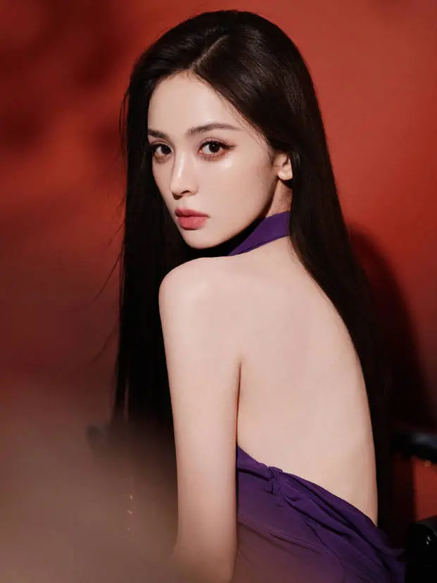 娜扎大方秀白皙美背，性感吸睛。