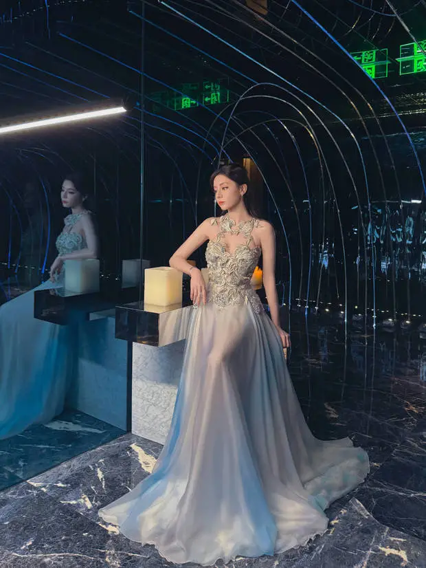 迪丽热巴身姿曼妙，曲线诱人。