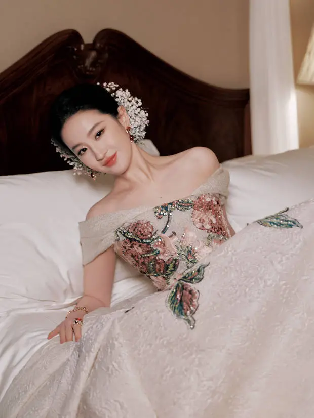 刘亦菲笑容甜美，锁骨吸睛。