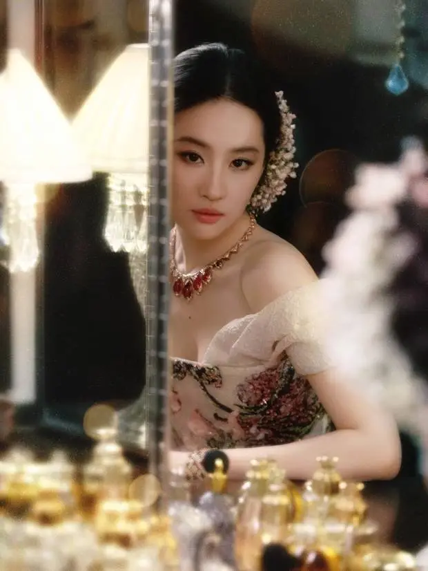 刘亦菲散发神秘美。