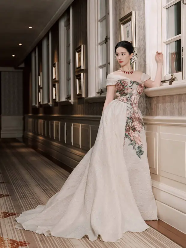 刘亦菲娇俏迷人。