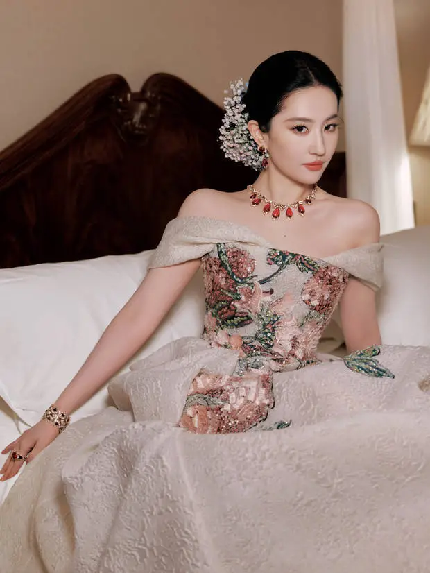 刘亦菲宛如花仙子。