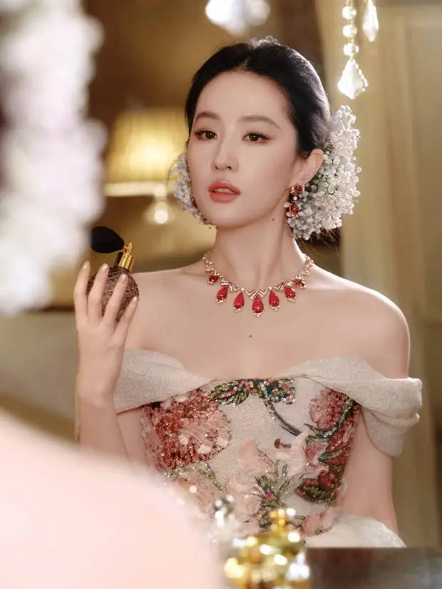 搜狐娱乐讯 10月23日，刘亦菲穿抹胸长裙出席时尚活动，照片里的她优雅温婉，盘发造型贵气慵懒，名贵珠宝更衬托出她的超绝气质。