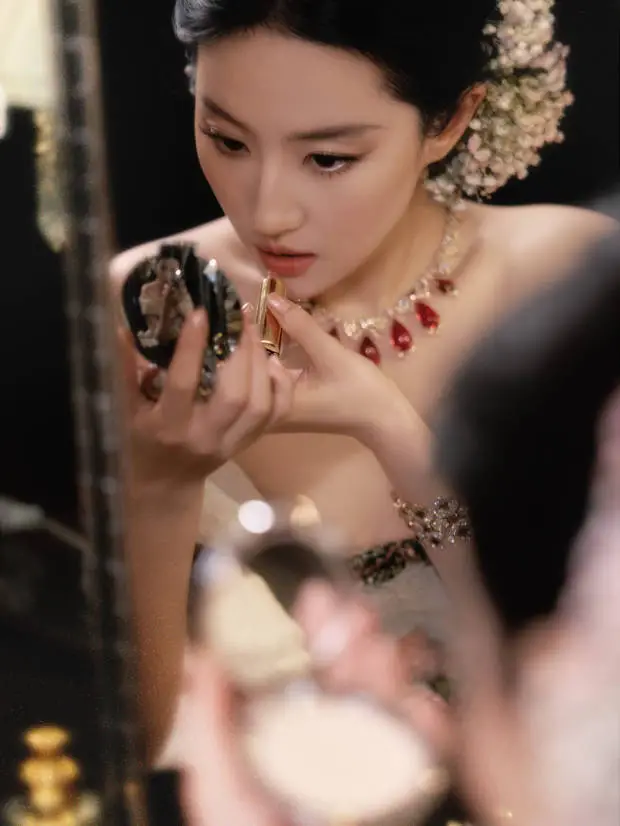 刘亦菲补妆瞬间好迷人。