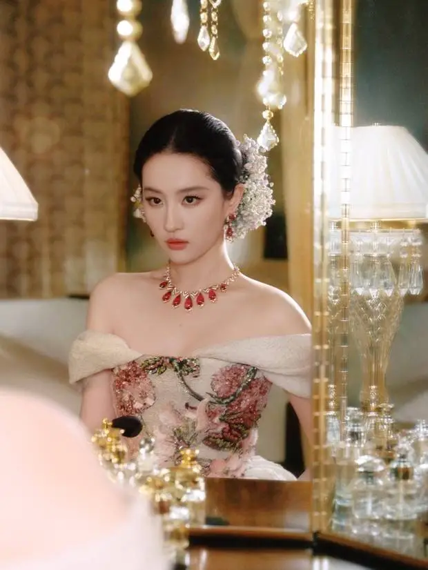 刘亦菲盘发造型优雅撩人。