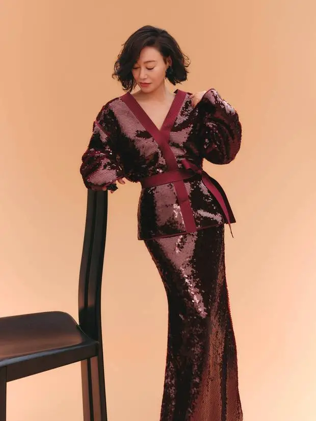 搜狐娱乐讯 近日,惠英红的一组美照释出。图中,她穿穿酒红色亮片套装,姿态优雅,气质温婉。