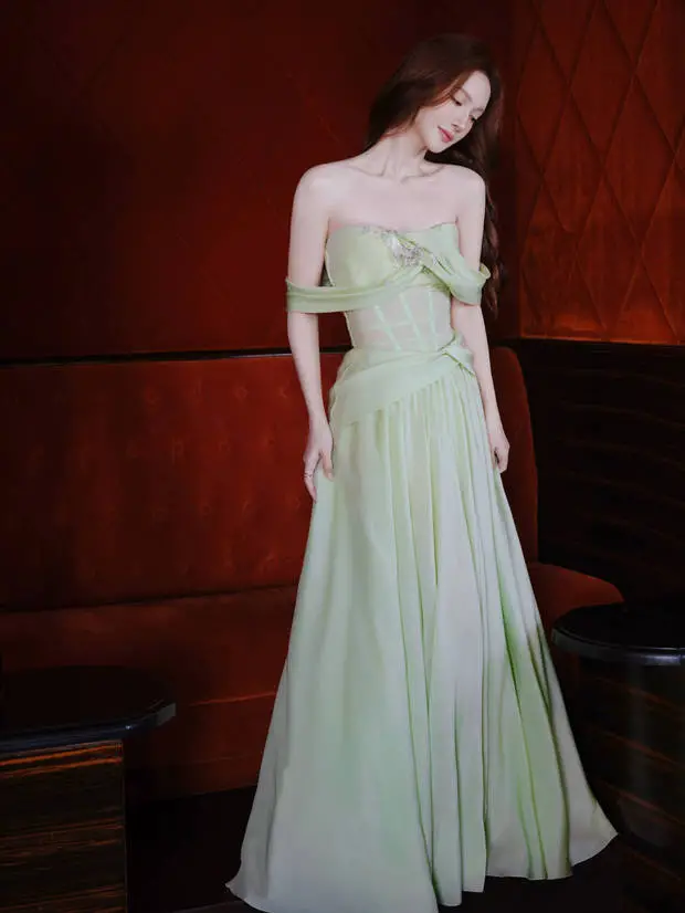 金晨浅绿色穿搭十分清新。