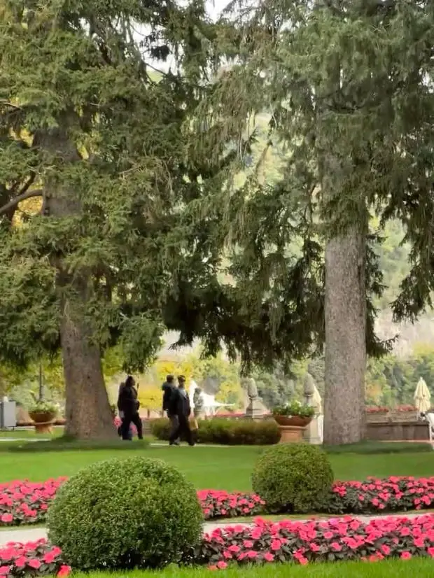 搜狐娱乐讯 24日,有网友晒出偶遇王心凌、吴克群一起外出就餐的照片。几日前两人被扒出很多同款,还多次一起出游,传出绯闻。