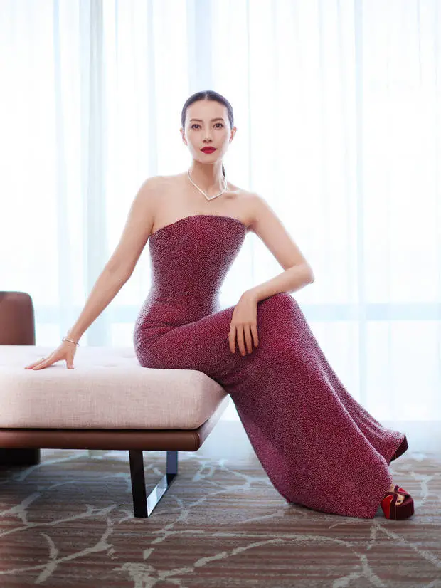 高圆圆的身材纤瘦有型,性感极了。