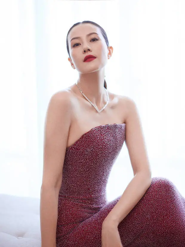 高圆圆自信大方,光彩照人。