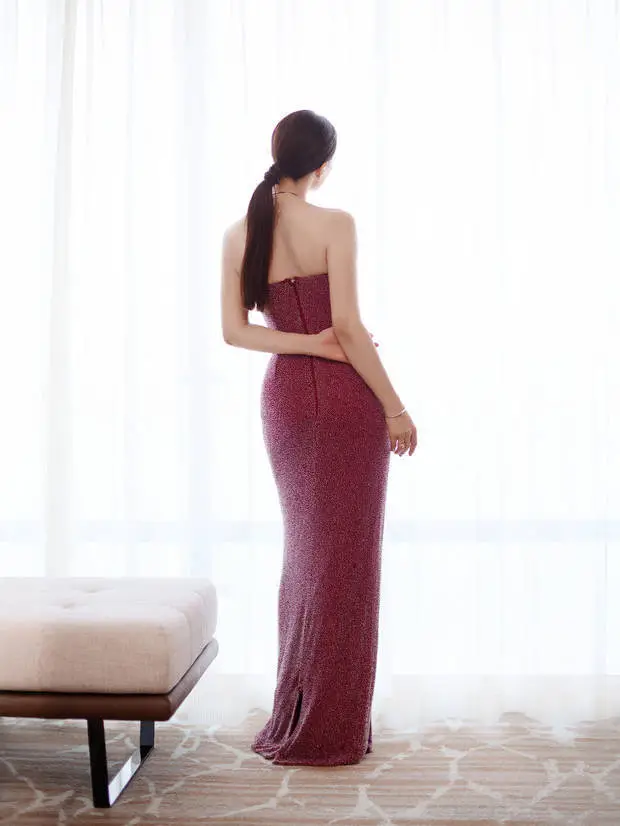 高圆圆秀绝美背影,身姿曼妙,曲线迷人。