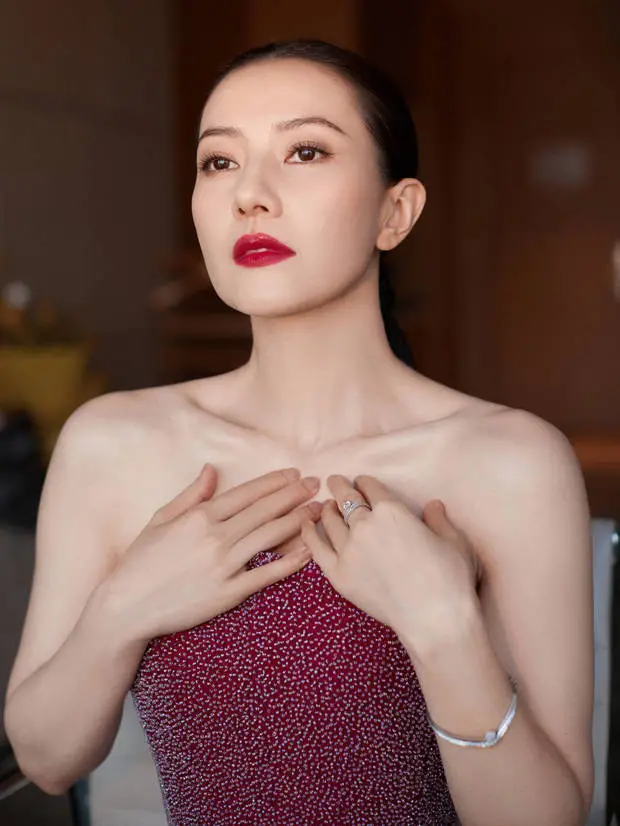 高圆圆的妆容精致,红唇吸睛。