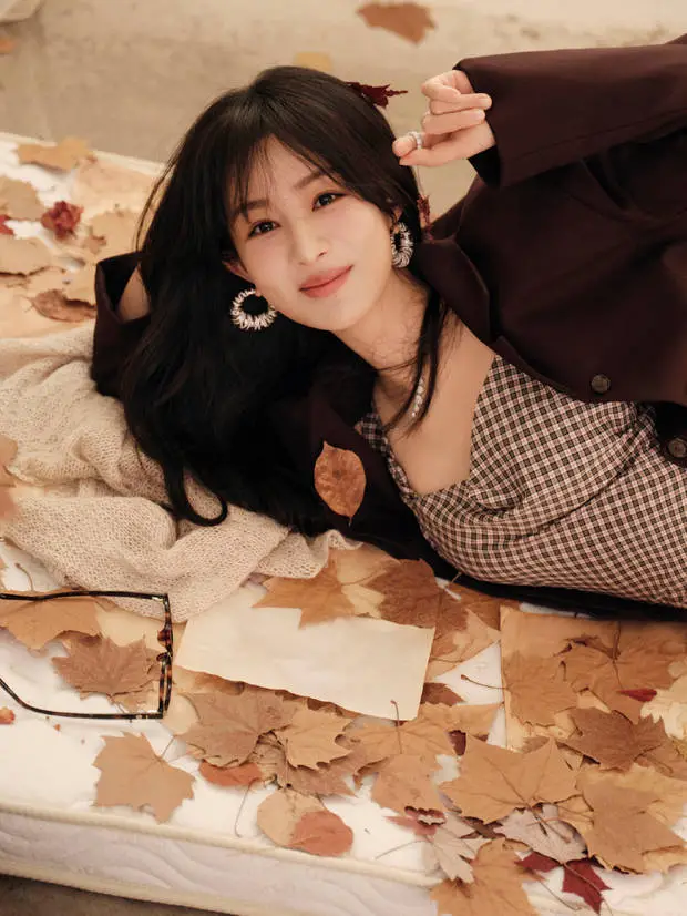 杨紫绽放甜美笑容,亲和力拉满。