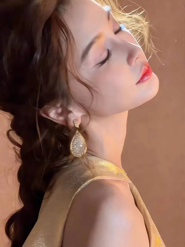 杨颖下颌线优越，侧颜精致。