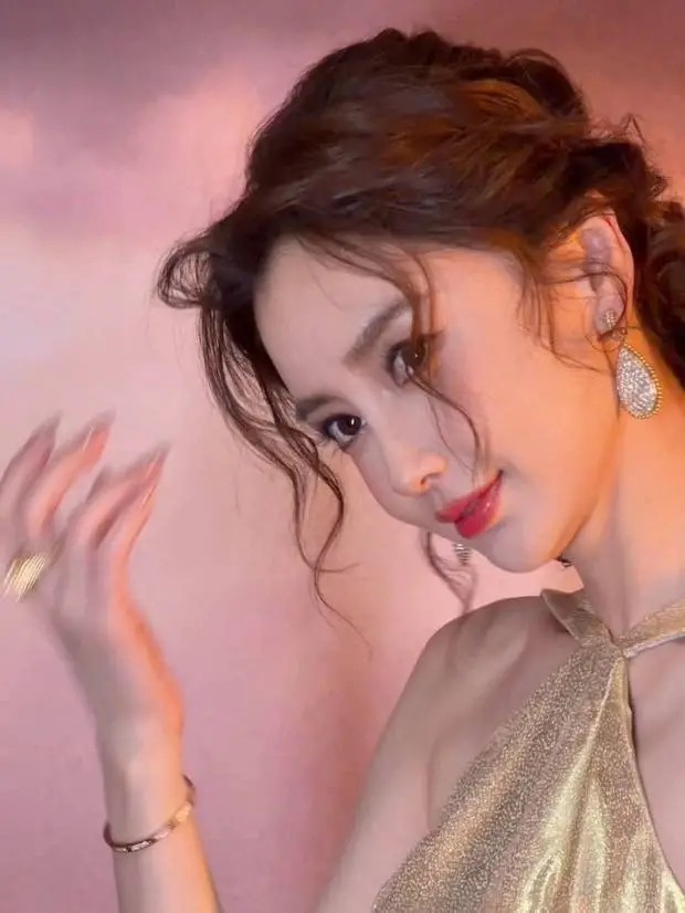 杨颖手指修长。