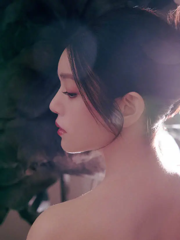 搜狐娱乐讯 近日，陈妍希参加时尚活动最新造型释出，身着黑色抹胸裙，搭配精致项链，高级精致的氛围感扑面而来。